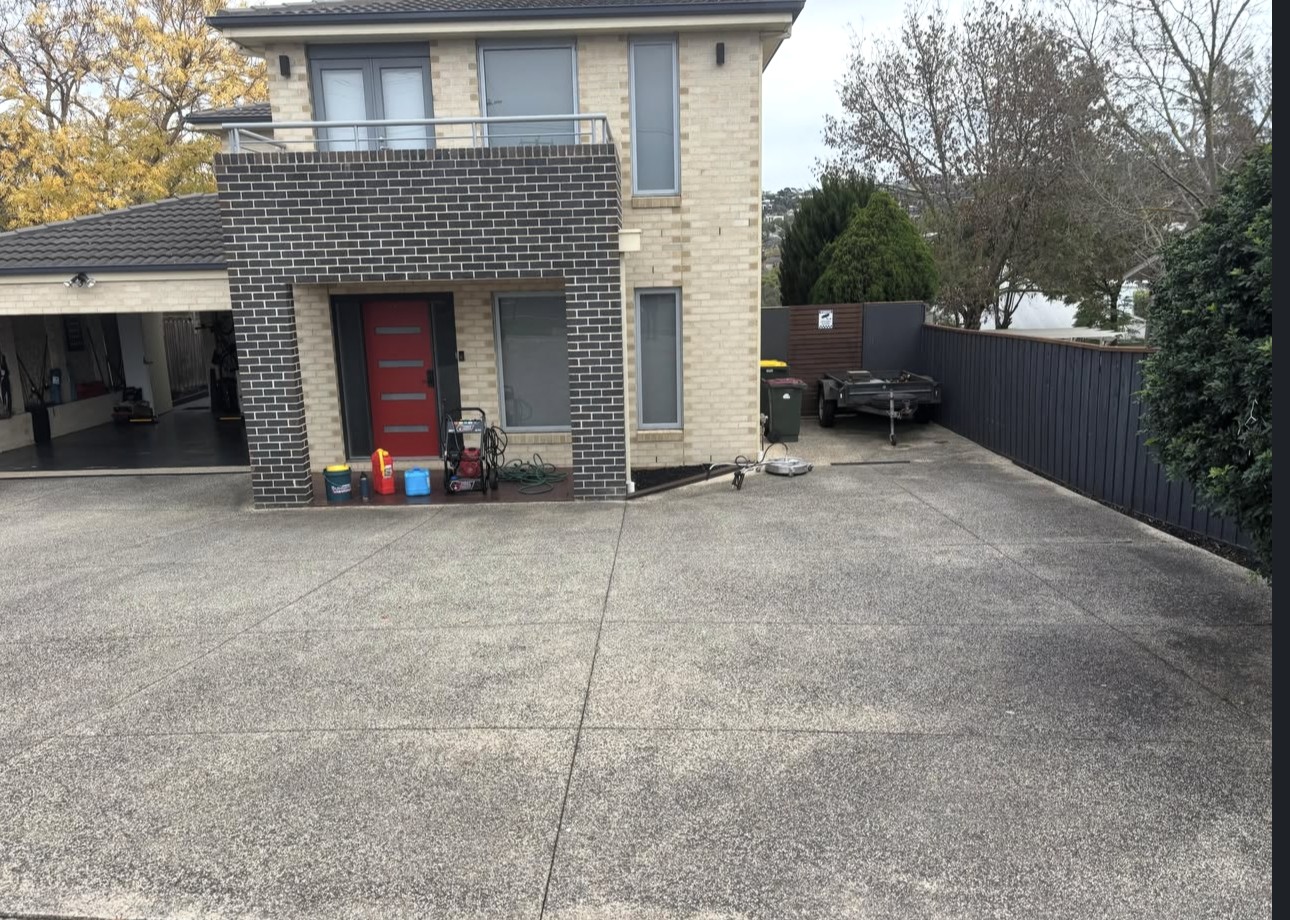 Exposed aggregate driveway before cleaning